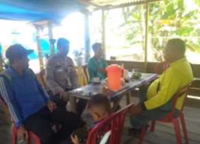 Warung Kopi di Desa Gemilang Jaya Jadi Tongkrongan Polsek Batang Tuaka untuk Sosialisasi Pemilu 2024