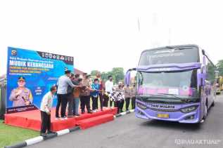 Kapolda Riau Lepas Keberangkatan 5 Unit Bus Mudik Gratis