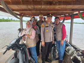 Kapolsek Kempas dengan Camat dan PPK Cek Kesiapan TPS Rawan Banjir Jelang Pemilu 2024