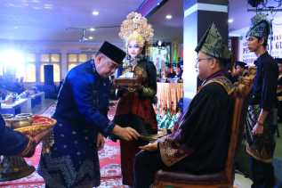 Dengan Tradisi Melayu, Gelar Rektor Unilak Profesor Junaidi Dikukuhkan