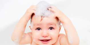 Ini Empat Manfaat yang Diperoleh Orang Dewasa ketika Keramas Menggunakan Sampo Bayi