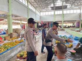 Kapolsek LBJ Blusukan ke Pasar, Bawa Pesan Pemilu Damai dan Cipkon Harkamtibmas