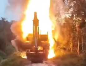 Viral Ekscavator Proyek Jalan Terbakar di Kampar, Ini Kata Polisi