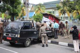 Lapak Diangkut, Belasan PKL Ditertibkan Satpol PP Pekanbaru