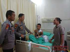 Operasi Mantap Praja, Polsek Minas Berikan Bantuan Biaya Pengobatan Siswa SMP Patah Tulang