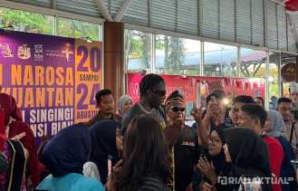 Melly Mike Tiba di Pekanbaru, Disambut Meriah Ratusan Fans dan Dipasangkan Tanjak Melayu