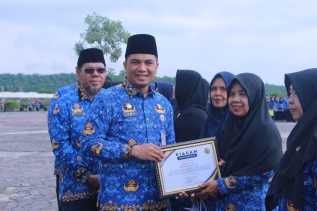 Pimpin Upacara 17 Hari Bulan, Pj Sekda Pekanbaru Ingatkan ASN Jaga Semangat Kerja