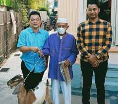 Pengusaha Muda di Pekanbaru Serahkan 2 Sapi dan 5 Ekor Kambing ke Masjid