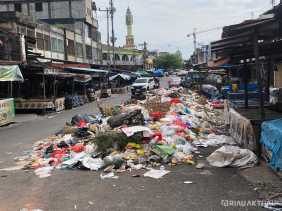 Tumpukan Sampah di Pasar Agus Salim Pekanbaru Ancam Kesehatan dan Omzet Pedagang
