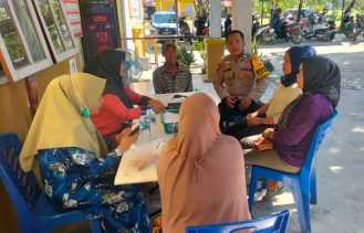 Bhabinkamtibmas Polsek TPTM Imbau Ibu-Ibu Perwiridan di Rokan Hilir Bijak Gunakan Media Sosial Jelang Pilkada