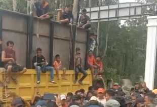 Warga Bongkar Plang di TNTN dan Minta Satgas PKH Tinggalkan Lokasi