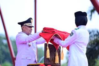 Wabup Bagus Santoso Pimpin Upacara Penurunan Bendera HUT ke-80 RI di Bengkalis
