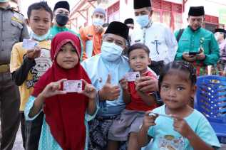 Mengantor di Kampung Tumang, Bupati Alfedri Dipuji Bu Marliana Yang Mengurus KTP dan KIA