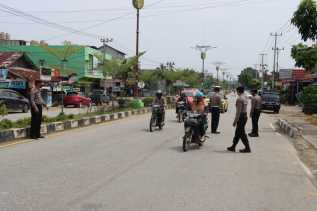 Tekan Penyebaran Virus Corona, Polisi Razia Warga yang Belum Vaksin