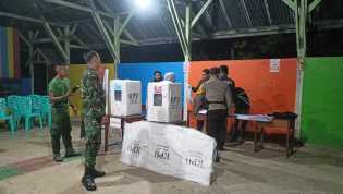 Polsek Siak Kecil Kawal Logistik Pemilu 2024 di Tengah Hujan, Pastikan Keamanan dan Kelancaran