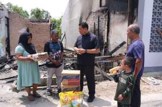 Rumah Hangus Dilalap Api, Markarius Anwar Berikan Bantuan kepada Keluarga Korban