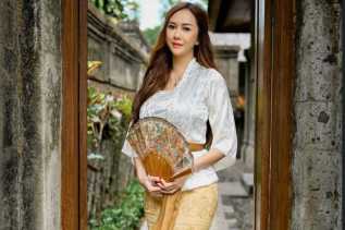 Pesona Aura Kasih Pakai Kebaya Putih