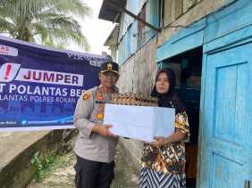 Polres Rokan Hulu Bagikan Nasi Kotak dan Sembako, Kapolres Tekankan Pentingnya Pilkada Damai