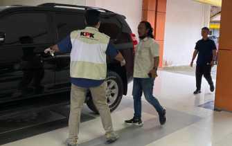 KPK Geledah Kantor Bupati Inhu, Brimob Bersenjata Sterilkan Lokasi