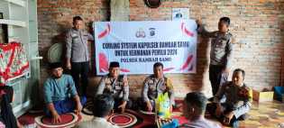 Polsek Rambah Samo Kunjungi Warga Sakit Lumpuh Sambil Sosialisasi Pemilu