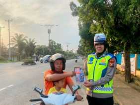 Cooling System Pemilu Damai Berkeselamatan 2024, Satlantas Polres Kuansing Bagikan Brosur dan Stiker