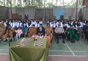 Polsek Kempas Hadiri Pelantikan Pengawas TPS, Sampaikan Pemilu Damai