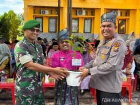 HUT ke-26 Rohil, Polsek TPTM Tanam Semangat Green Policing dan Bagikan Bibit Pohon ke Warga