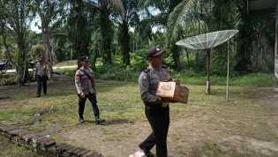 Polsek Bantan Bantu Warga Lansia di Desa Teluk Papal