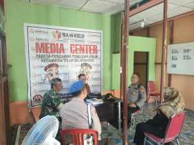 Kapolsek Teluk Belengkong Cek Kesiapan Kantor Bawaslu untuk Pemilu 2024