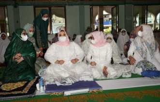 Bupati Kasmarni Shalat Id di Masjid Agung Istiqomah