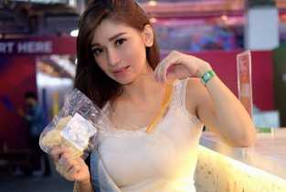 Baby Margaretha Berpose dengan Dress Kuning, Body Goals Banget