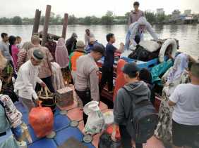 Cooling System Pemilu 2024, Polsek Gaung Bantu Penumpang Angkat Barang di Pelabuhan Kuala Lahang