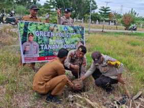 Tak Hanya Tangkap Penjahat, Polsek Rimba Melintang Tanam Pohon di Kantor Korwil Pendidikan