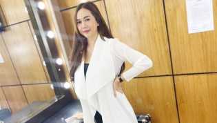 Kenakan Kaus dan Jeans Sobek-Sobek, Gaya Aura Kasih Bisa Jadi Inspirasi Nih