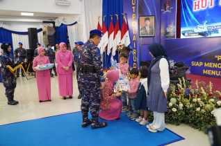 Air Mata Istri Jenderal Polisi dan Peluk Erat Anak Yatim