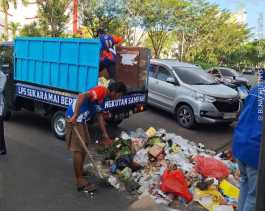Kader Demokrat Pekanbaru Turun Ke-15 Kecamatan Bersihkan Sampah Pasca Pekerja PT. EPP Mogok