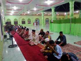 Polsek Gaung Salat Maghrib Berjamaah dan Sosialisasi Pemilu Damai 2024 di Masjid Baiturrahman