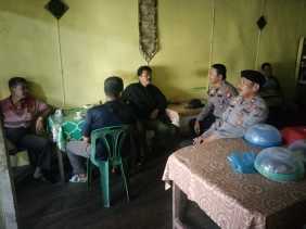 Kapolsek Mandah Sapa Warga di Warung Kopi dan Sosialisasikan Pemilu Damai 2024