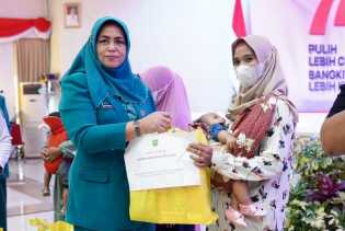 Misnarni Syamsuar Dikukuhkan Sebagai Bunda Asuh Anak Stunting Provinsi Riau