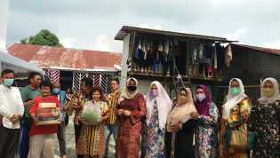 Istri Gubernur Riau Masak dan Antar Lauk Pauk Untuk Kaum Dhuafa