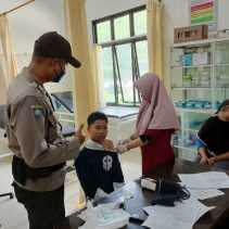 Bhabinkamtibmas Polsek Kerumutan Kawal Vaksinasi