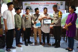 Buat Sejumlah Inovasi, Bhabinkamtibmas Desa Redang Inhu Terima Penghargaan dari PLN