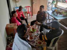 Bripka Eko Sampaikan Pesan Kamtibmas di Pasar Sungai Piring Jelang Pilkada 2024