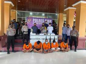 Gadis Berusia 15 Tahun di Riau Dipaksa Layani Tamu Kafe Sambil Kenakan Pakaian Seksi