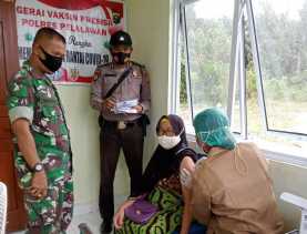 Bhabinkamtibmas Polsek Kerumutan Kawal Vaksinasi di Desa Binaan
