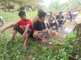 Bhabin Polsek Kerumutan Ngobrol Bareng Dengan Warga Untuk Cegah Kabar Hoak