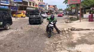 Jalan Dharma Bakti Pekanbaru Rusak Parah, Pengendara Keluhkan Rawan Kecelakaan