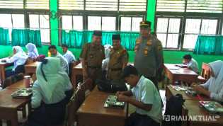 Kapolsek TPTM dan Forkopimcam Pantau Distribusi Makan Bergizi Gratis di SMPN 1