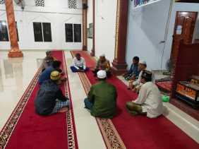 Ciptakan Pemilu Damai, Polsek Kempas Salat Subuh Keliling