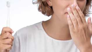 Kenapa Napas Tetap ‘Bau Naga’ meski Sudah Sikat Gigi?